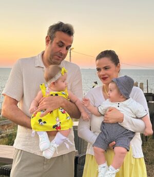 Sevil Uyar Instagram - 🌼Mutlu Bayramlar🌼 #family❤️🧿 #venüs #marsel #love #sevlev #ikizlerim #canımciğerim #papatyam #herşeyim #aşklarım #hayatımınhediyesi #sarışekerimvenüsüm #süpermanmarselim #cimcimevenüsüm #patronbebekmarsel