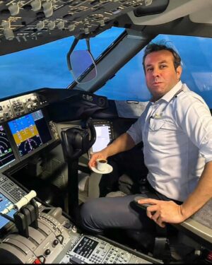Sevil Uyar Instagram - #dünyapilotlargününüzkutluolsun ✈️👨🏻‍✈️❤️göklerin ve evimizin kahramanı seni seviyoruz. #sevlev #thy #boeing787 #pilot #kaptan