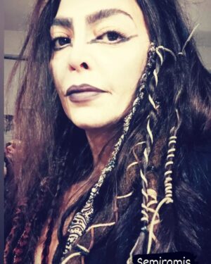 Sevil Akı Saner Instagram - "İnsanlar ölünce kıyamet kopmuyor,insanlar bir ölünün yanından öylece geçip gitmeye başlayınca kıyamet kopuyor."#çemberinanası #semiramis #babil @burcakcollu #tiyatro #tiyatroaşktır #tiyatroiyileştirir  @kumbaraci50