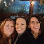 Sevil Akı Saner Instagram - Tiyatroyu,müziği bu kadar seven iki şahane yaratıcı kadın...Onlarla yola çıkmak ,dünyanın en konforlu yolculuğu... ayrıca bizim hikayelerimiz birbiri ile çok kesişir ... yan yana duruşumuz tesadüf değil ...Birada olmak ,üretmek için oyunları ,müzikleri,oyuncuları hayal etmek çok büyük bir zevk ...Ne mutlu ki aynı yerden bakabildiğimiz,heyecanlanabildiğimiz insanlar var ..tüm yaratıcı ruhlara aşkla .. ❤️🧿💚 ve tabi ki lütfen sessizzz!!!😎