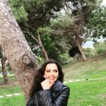 Sevil Akı Saner Instagram – Bir yıl daha geçti hayatımdan …her geçen yıl daha iyi anlıyorum ,kendi kararlarının gölgelerini yaşıyor insan.
 Hayat en acımasız rüzgarını savururken  kendine tutunmalı belki de …geçmişi ,geleceği bırakıp şimdide kalmalı …ve tabi yine baskalarının  yüzünde gülümsemelere sebep olup…bu yıl uzun zamandır biriktirdiğim yaratıcı ruhumun yolculuğu olsun,kalpten kalbe şifalı olsun çok istiyorum .Aşkla ❤