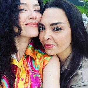 Sevil Akı Saner Instagram - Canım Pelin ...Tanıdığım en şeffaf insanlardan ...bizim yollarımız hep yan yana biliyorum ...fazla uzağa gidemeyiz ...iyi ki ...seni çok seviyorum ...❤ @pelinakil