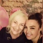 Sevil Akı Saner Instagram – Benim Canım Sabinam …sen savasçı ve yaratıcı ruhunla ölümsüzsün biliyorum .Ama içimdeki boşluğun tarifi yok ,cok özlüyorum .Bize binlerce güzel anıyla özlem gidermeye çalışmak  kaldı .Senin kattığın hersey ruhumda …yakamdaki uğur böcekleri çoğalıyor…O dünya tatlısı oğluna ,sevenlerine sabırlar diliyorum.Varlığın hepimize hediye gibiydi.Sabinam seni çok seviyorum ,huzur içinde uyu ❤