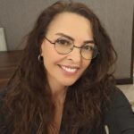 Sevil Akı Saner Instagram - Hocalığın en sevdiğim tarafı kişiyi de çok geliştiriyor olması..yıllarca aynı tiyatro oyunlarını nasıl oynadığımızı sorarlar hep ...aynı oyun değildir oysa ,her oyunu seyreden seyirciler değişir ve doğal olarak her oyun da farklı tatta,farklı enerjide olur...derslerde öyle ...öğrenciler değiştikçe anlattığımız,deneyimlediğiniz hersey değişir ,gelişir ....oyunculuk kişisel bir hissetme halidir ...her insan ayrı bir dünya ayrı bir keşif ...hem öğrenen hem öğreten için yeni bir yolculuk ...karşılıklı keşfetme, ve kişisel gelişim hali ...her dersten cıktığımda benim kavanozumda da taşlar birikiyor ,yer değiştiriyor ,karşılıklı duygusal bağlı aşk hali benim için hocalık ...o nedenle bep yüzüm güler öğrencilerime ...aşkla ❤️