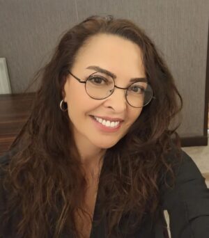 Sevil Akı Saner Instagram - Hocalığın en sevdiğim tarafı kişiyi de çok geliştiriyor olması..yıllarca aynı tiyatro oyunlarını nasıl oynadığımızı sorarlar hep ...aynı oyun değildir oysa ,her oyunu seyreden seyirciler değişir ve doğal olarak her oyun da farklı tatta,farklı enerjide  olur...derslerde öyle ...öğrenciler değiştikçe anlattığımız,deneyimlediğiniz hersey değişir ,gelişir ....oyunculuk kişisel bir hissetme halidir ...her insan ayrı bir dünya  ayrı bir keşif ...hem öğrenen hem öğreten için yeni bir yolculuk ...karşılıklı keşfetme, ve kişisel gelişim  hali ...her dersten cıktığımda benim kavanozumda da taşlar birikiyor ,yer değiştiriyor ,karşılıklı duygusal bağlı aşk hali benim için hocalık ...o nedenle bep yüzüm güler öğrencilerime ...aşkla ❤️