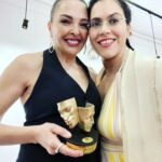 Sevil Akı Saner Instagram - Bizim güzel hikayemiz Burçak ile ...#ekinyazındostları tiyatro ödüllerinde Çember'in Anası oyunu ile en iyi kadın oyuncu ödülünü aldı .Ne mutlu ...tiyatro aşkımız, gücümüz ile yan yana sahneden seslenmeye devam. @kumbaraci50 nin büyük yürekli aşklarıma minnetle 🌻 #tiyatoiyidiriyileştirir #tiyatroaşktır #çemberinanasi @burcakcollu