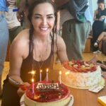 Sevil Akı Saner Instagram - Hep söylediğim gibi ...başkasının yüzünde sıcacık bir gülümseme sebebi olmaktan daha değerli bir sey yok ...hersey zamanı doldurup uzaklasıyor bizden...yanınıza kar kalan güzel insanlar ve beraber geçirdiğimiz hatıralar ...en büyük zenginlik basarılı ve güzel günlerinizi de paylaşabilen insanlar ...çok şükür bin şükür ...çok zengin ve mutlu hissetirdi bu gün çevremdeki herkes ....iyi ki doğdum o zaman ...sağlıkla ...aşkla❤️