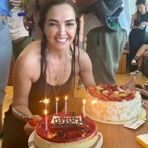 Sevil Akı Saner Instagram - Hep söylediğim gibi ...başkasının yüzünde sıcacık bir gülümseme sebebi olmaktan daha değerli bir sey yok ...hersey zamanı doldurup uzaklasıyor bizden...yanınıza  kar kalan güzel insanlar ve beraber geçirdiğimiz hatıralar ...en büyük zenginlik basarılı ve güzel günlerinizi de paylaşabilen insanlar ...çok şükür  bin şükür ...çok zengin ve mutlu hissetirdi bu gün çevremdeki herkes ....iyi ki doğdum o zaman ...sağlıkla ...aşkla❤️
