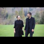 Sevil Akı Saner Instagram – Bir ömrün altı fırtınalı yılı …mesleğe değer katan tüm yaratıcılara ve emekçilere bin minnet …❤ yanımıza kar kalan ne çok insan ,ne çok hikaye …#edho efsanesi unutulmaz,.
“Ben bir oyuncu,değişerek kendim kalabiliyorum en çok …”
Yeni maceralarda yeni yolculuklarda buluşacagız …Aşkla …❤