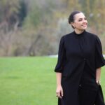 Sevil Akı Saner Instagram - Umut...💚 40 .gün ... O kadar umutsuz fotoğraf doldu ki yüreğimize ...daha fazlası olamaz dedik ,daha fazlası oldu ...bu fotograf umut olsun... Kırk gündür kalbi ağrıyan herkes gibi hayatım...Ülkenin en soğuk haftasında toz bulutuna karışan onbinlerce güzel ruh ...Koyu çaresizlik ,çok koyu çaresizlik..Hiç birsey eskisi gibi olmayacak kimse için.Bir birine sıkı sıkıya bağlı yüce gönüllü halkımız ...17 agustos 1999 depreminde ,canlarımızı enkaz başında beklerken de tanımadığım yüzlerce insanı sırtıma dokunurken hissetmiştim ,o zaman da öyleydi,şimdi de görüyor ve hissediyorum.Bu kadar buyuk çaresizlik içinde ,hayatı darmadağın olduğu için daha yas sürecine bile geçememiş ,ölümle burun buruna gelmiş ,hayatının anlamı canlarını göz göre göre kaybetmiş,milyonlarca yangın yeri yüreğe ,yine kendi yüreklerimizle şifa olacağız .Uzun zaman alacak evet ,ama hepimiz kendi tutabildiğimiz kadar tutacak ucundan ...aşkla ❤ Yitip giden ruhlar için unutmayacağız,unutturmayacağız #6şubat