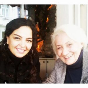 Sevil Akı Saner Instagram - Bir ömrün altı fırtınalı yılı ...mesleğe değer katan tüm yaratıcılara ve emekçilere bin minnet ...❤ yanımıza kar kalan ne çok insan ,ne çok hikaye ...#edho efsanesi unutulmaz,.
"Ben bir oyuncu,değişerek kendim kalabiliyorum en çok ..."
Yeni maceralarda yeni yolculuklarda buluşacagız ...Aşkla ...❤
