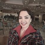 Sevil Akı Saner Instagram - Tüyap Kitap Fuarında Gülten Akın şiirlerinden dinleti gerçekleştirdik .Yetmişli yılların tutkulu dönemlerinden seslendik..Gülten Akın şiirinin etkisi ,büyüsü... "Ahh!kimselerin vakti yok durup ince şeyleri anlamaya,kalın fırçalarını kullanarak geçiyorlar..."#gültenakın #şehirtiyatroları