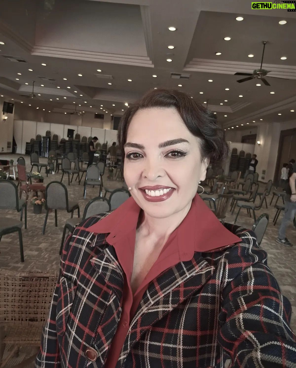Sevil Akı Saner - 1.4K Likes - Tüyap Kitap Fuarında Gülten Akın şiirlerinden dinleti gerçekleştirdik .Yetmişli yılların tutkulu dönemlerinden seslendik..Gülten Akın şiirinin etkisi ,büyüsü...
"Ahh!kimselerin vakti yok durup ince şeyleri anlamaya,kalın fırçalarını kullanarak geçiyorlar..."#gültenakın #şehirtiyatroları