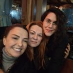 Sevil Akı Saner Instagram - Tiyatroyu,müziği bu kadar seven iki şahane yaratıcı kadın...Onlarla yola çıkmak ,dünyanın en konforlu yolculuğu... ayrıca bizim hikayelerimiz birbiri ile çok kesişir ... yan yana duruşumuz tesadüf değil ...Birada olmak ,üretmek için oyunları ,müzikleri,oyuncuları hayal etmek çok büyük bir zevk ...Ne mutlu ki aynı yerden bakabildiğimiz,heyecanlanabildiğimiz insanlar var ..tüm yaratıcı ruhlara aşkla .. ❤️🧿💚 ve tabi ki lütfen sessizzz!!!😎