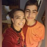 Sevil Akı Saner Instagram – “Aşkın olayım…”💛❤️ @cn_saner #galatasaray