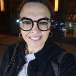 Sevil Akı Saner Instagram – Bugun Esenyurt Gülten Akın Kütüphanesinde söyleşideydim .Hemen ardından üç saat dersim vardı .Kuş gibi hafifim şu saatte …Söyleşi sonrası iki lise öğrencisinin iki şahane sorusu …o soruyu sordurabilme etkisi bıraktığım için şükrettim …ve biz yıllar boyunca eğitim versekte kişi istemezse etki etmemiz mümkün değil ,bütün derdim bakış açılarını değiştirmekte …bugun yine çok mutlu oldum …Sonra diyorlar ki yorulmuyor musun?insan sevdiği işi yaparken yorulmaz .Hele gönül birliği kuruyorsanız ❤️