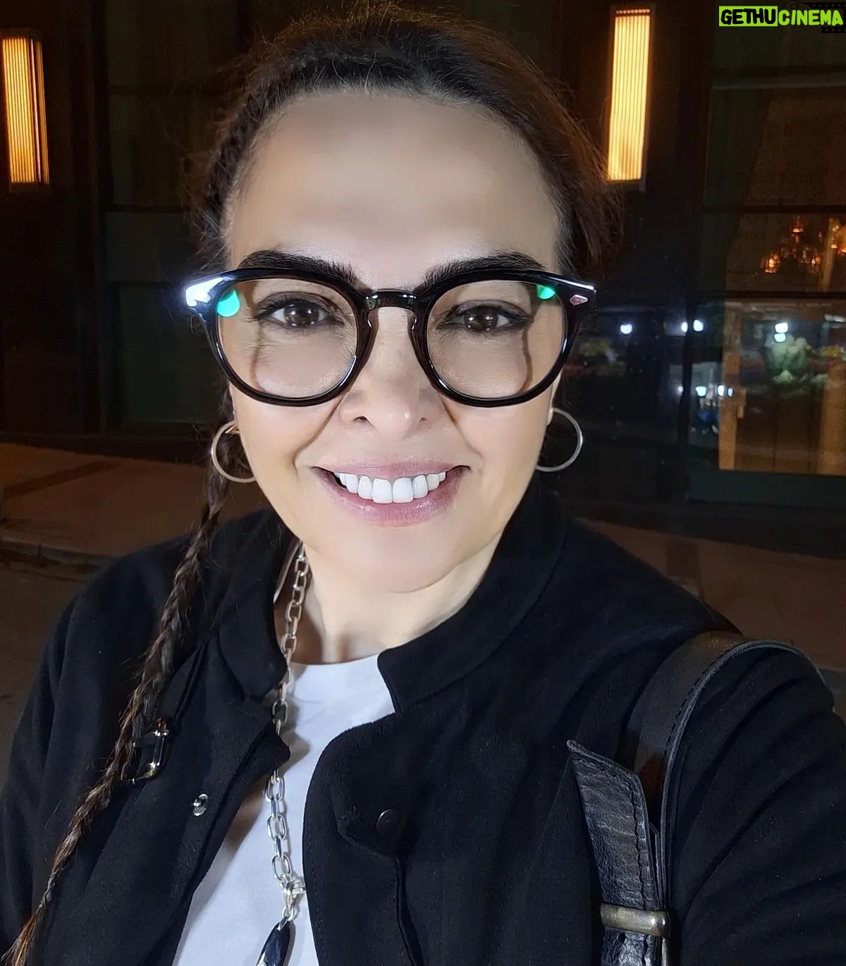 Sevil Akı Saner Instagram - Bugun Esenyurt Gülten Akın Kütüphanesinde söyleşideydim .Hemen ardından üç saat dersim vardı .Kuş gibi hafifim şu saatte ...Söyleşi sonrası iki lise öğrencisinin iki şahane sorusu ...o soruyu sordurabilme etkisi bıraktığım için şükrettim ...ve biz yıllar boyunca eğitim versekte kişi istemezse etki etmemiz mümkün değil ,bütün derdim bakış açılarını değiştirmekte ...bugun yine çok mutlu oldum ...Sonra diyorlar ki yorulmuyor musun?insan sevdiği işi yaparken yorulmaz .Hele gönül birliği kuruyorsanız ❤️