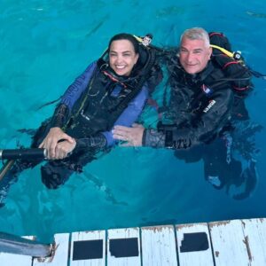 Sevil Akı Saner Instagram - Nefis bir dalış tatilini geride bırakıyoruz .Dalış ve deniz tutkunlatına selam olsun ...çok ara olmuştu dalmayalı ...uzaklaştığımı sanmıştım ama güvendiğiniz takımla bisiklete binmek gibiymiş ...denizin katmanlı dinginliği,zenginliği... denemeye değer bir çeşit hazine ...dünya tatlısı @masterdivecenter ne diyelim size ...hizmette sınır yok ...hep beraberiz .Artık onlar düşünsün ..👌🧿💛💥. @masterdivecenter @dive_jewelery @ulasundar @damlaundar.astrolog @sibelakihelvaci #adrasan