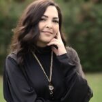 Sevil Akı Saner Instagram – Ay Tutulması nasıl gidiyor ?…Ben bu sefer unuttum tutulmayı hersey çok iyi gitti .Hayat bizi savuruyor ,yok ediyor bazan ,yine de küllerimizden doğuyoruz çoğu zaman …kök salmak lazım hayata ,ciddiye almak , ama basit yaşamak ,en çokta şaşırmak …kaybetmeyin şaşırmayı hayata,insana ,sanat eserine ,herseyi çözdüm ,biliyorum diye düşününce batıyor insan en çok …hayatımızı küçültüp ,mutlu olmaya çalışmalı ,mutluluk insana çok yakışıyor ,ay tutulmalarına inat …Aşkla❤