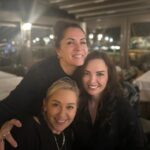 Sevil Akı Saner Instagram - Müthiş bir fotoğraf albümümüz var bizim.Sahnede,kuliste ,her bir damla gözyaşının ardındaki kahkahalarda ...sıkıntıda ,basarıda ...aşkta ...acıda ...yani tam olarak hayatın içinde ...iyi ki ...bu fotoğraflarda özlem içeren günlerin yanına konur ...hala hiç fena değiliz kızlar ,aferin bize ❤️