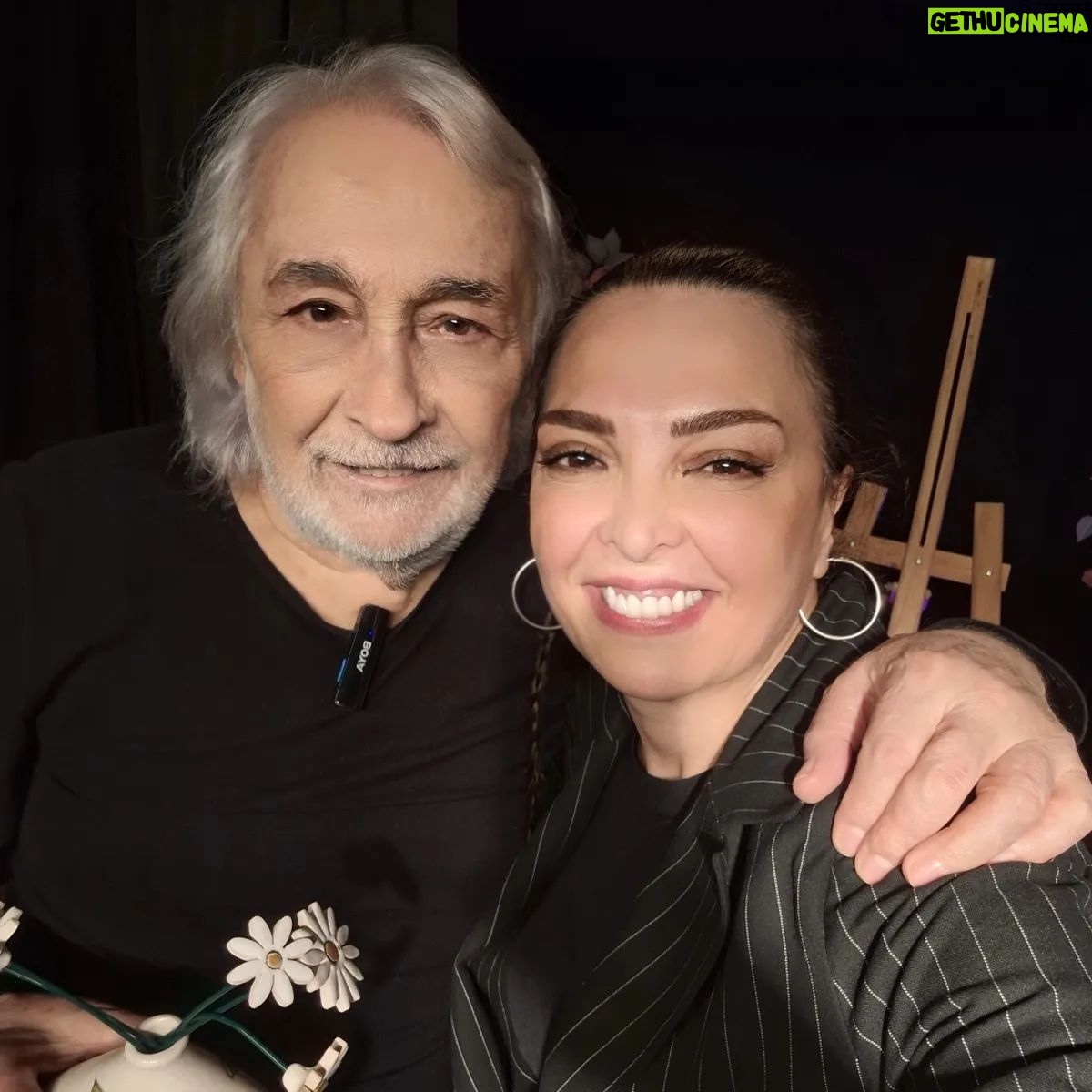 Sevil Akı Saner Instagram - Biricik Müjdat Hocam ... Müjdat Gezen ile Bizim Ev youtube programına konuk oldum .Şahane bir program çektik sizin için ....MSM nin ilk mezunu olmak ....okulun yeni öğrencileri ile buluşmak ...yakında yayında ...❤️💛@ziverbeymsm @leylagezen #müjdatgezen