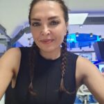 Sevil Akı Saner Instagram - Tiyatroya,sete,derse.. hayatıma ...sevdiğim insanlara ...yeniden öğrenmeye,yeniden merak etmeye ....heyecanlanmaya ...şaşırmaya,sifalanmaya devam ....sevdiği işi yapabilen insanların şanslı,üretken yorgunluğu .O zaman yaşsız ve zamansız kalabiliyor insan .Yeni bir grupla ders arası anı ...Aşkla❤️