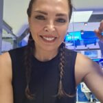 Sevil Akı Saner Instagram - Tiyatroya,sete,derse.. hayatıma ...sevdiğim insanlara ...yeniden öğrenmeye,yeniden merak etmeye ....heyecanlanmaya ...şaşırmaya,sifalanmaya devam ....sevdiği işi yapabilen insanların şanslı,üretken yorgunluğu .O zaman yaşsız ve zamansız kalabiliyor insan .Yeni bir grupla ders arası anı ...Aşkla❤️
