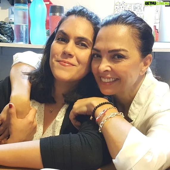 Sevil Akı Saner - 2K Likes - Burçak la tanıştığımızda gözlerinden yaratıcılık fışkıran 19 yaşında müzik okuyan bir gençti .Yıllar onun yaratıcı ruhunu öyle derinleştirdi ki ...şimdi yazan ,yöneten ve oyunların ruhuna müziğiyle sihir bırakan mesleğe değer katan bir yaratıcı oldu ...ne büyük bir gurur ve aşk bizimki...şimdi ortak hayalimizle buluşmaya çok az kaldı .Burçak #çemberinanası oyununu yazdı ve yönetiyor .Meslek hayatımın en anlamlı buluşması ...Çok yetenekli ve özel oyuncularla @kumbaraci50 alesinin oyunu olarak 2 kasımda prömiyer yapıyor ,çok heyecanlıyız.Bu buluşmayı kaçırmayın .Aşkla 💜
@burcakcollu #çemberinanası #şahaneekip