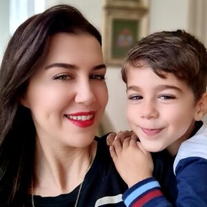 Sevinç Gürşen Kıranlı Instagram - Bızden aldıklarıyla ve bize kattıkları ile 2020 ye teslim olmadan sonuna yaklaşıyoruz nihayet.Şimdi önümüzde yepyeni bir yıl var neler getireceğini bilmediğimiz.Ama bildiğim bir şey varsa o da neyi tercih ediyorsak ona dönüştüğümüzdür.Aklımızdan geçene , ağzımızdan çıkana dikkat edelim , neyi tercih ediyoruz ; korku , endişe , karamsarlık mı ?  Yoksa şükür sebebi sağlığımız ,sevdiklerimiz , inançlarımızla umut dolu olmak mı ?  Unutmayın korku daha çok korku , endişe daha çok endişe getirir ! Polyannacı olalım demiyorum sadece  kontrolü elden bırakmadan, farkındalıklarımızı arttırarak  önümüzdeki yıla hazırlıklı olabiliriz ve bu önce bize iyi geliŕ sonra çevremize .Küçük bir çocuğun isteğini büyük bir ciddiyetle dinlemekle başlar herşey  . . 💄