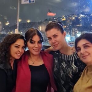 Sevinç Gürşen Kıranlı Instagram - yeri doldurulamayacak bir büyük eksikle...Sabinacığımın doldurulamaz boşluğuyla..🌹🌹🌹🌹