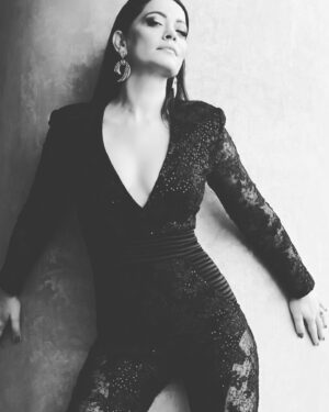 Sezin Akbaşoğulları Instagram - taking advantage of Sitare’s outfit 👹👠

photo @aydancinar 🌟🌹