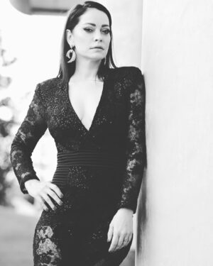Sezin Akbaşoğulları Instagram - taking advantage of Sitare’s outfit 👹👠

photo @aydancinar 🌟🌹