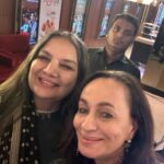 Shabana Azmi Instagram - With #Soni Razdan at a special screening of #Vinod Chopra’s #Khamosh 39years after it was released. To his credit The film has not dated I Remember the shooting like it was yesterday. We had a shoe string budget and I learned Vinod was travelling by train inspite of a recent surgery. I bought his plane ticket. I shouldn’t be saying this myself but it’s just to recollect what a spirit of camaraderie there was in film units of that time . Once #BR Ishara ran out of money for a schedule of #Log Kya Kahenge . #Sanjeev Kumar #Shatrughan Sinha and I pooled in to ensure the schedule went as decided. Kahan gaye woh din !