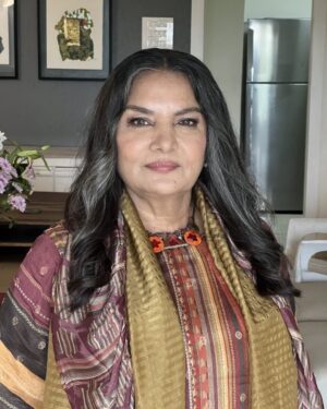 Shabana Azmi Instagram - Padma Bhushan and legendary actress, Shabana Azmi,speaks to #Adi Pocha on Fellowship Of Lost Creative Souls. A real master class in acting and cinema; about working in iconic films like Ankur, Arth, Mandi, as well as Amar Akbar Anthony and Parvarish; on working with directors like Shyam Benegal and Satyajit Ray; on her craft and how she prepares to inhabit her characters; and much more. Totally must listen!
https://open.spotify.com/episode/0Zp3s32BpJ4Qhx8H4gmLYi?si=YHImkcgERCO5eg-PQb4MdA clothes courtesy @saundhindia @aafreenmakeupandhair