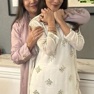Shabana Azmi Instagram - With my pretty niece @ahsanjuhaina. Eidi to mil gayi na ! Ab shikayat mat karna 😃