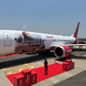 Shabana Azmi Instagram - Give it to #VikasKhanna 👏👏he continues to amaze me .The cover of his book #Imaginary Rain which is being made into a feature film with me and #Prateik Babbar is being displayed on all #SpiceJet aircraft !!! He is crafting culinary delights for the airline.Proceeds from profit of the sales will go to #Mijwan Welfare Society. We are so grateful for this immense support 😍