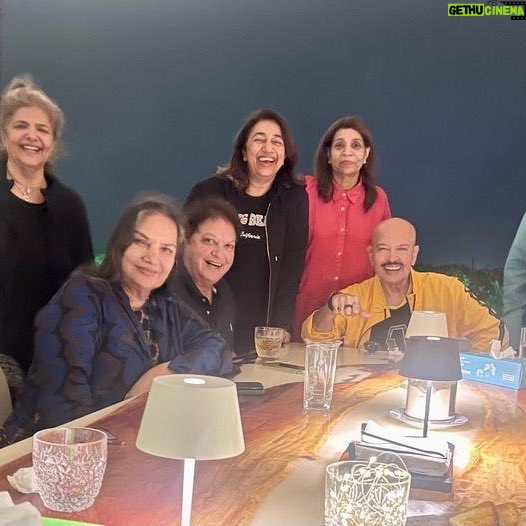 Shabana Azmi Instagram - Enjoying a lovely evening at #Rakesh and #Pinky Roshan’s lovely home in Khandala . We are neighbours in Mumbai too but we meet up far more often in Khandala . 2 hours away from mumbai and it becomes a different world !