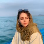 Shadi Mokhtari Instagram - • من یِ چیزی، یِ کسی یادم رفته؛ یِ چیزی رو گُم کردم… دو شبه باز تو سرم صدا میاد، یِ صدایِ قشنگ که نمیدونم کیه! میگه میام دنبالت. نمیاد... یِ بار صدا گفت میای بریم شمال؟ ترسیدم برم… اگه دوباره بپرسه باهاش میرم. دلم شمال می‌خواد. دلم دریا می‌خواد. دریا خوبه، هرچقدر توش گریه کنی هیشکی نمی فهمه… یعنی می‌پرسه دوباره؟ ‎صدای کیه توی سر من؟ چرا اینقدر آشناست؟ چرا اینقدر مهربونه؟ (از مجموعه اتاقِ سرد آبی،فصل چهارم)