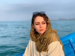 Shadi Mokhtari Instagram - •

من یِ چیزی، یِ کسی یادم رفته؛ یِ چیزی رو گُم کردم…
دو شبه باز تو سرم صدا میاد، یِ صدایِ قشنگ که نمیدونم کیه! میگه میام دنبالت. نمیاد...
یِ بار صدا گفت میای بریم شمال؟ ترسیدم برم…
اگه دوباره بپرسه باهاش میرم. 
دلم شمال می‌خواد. دلم دریا می‌خواد. دریا خوبه، هرچقدر توش گریه کنی هیشکی نمی فهمه…
یعنی می‌پرسه دوباره؟ ‎صدای کیه توی سر من؟ چرا اینقدر آشناست؟ چرا اینقدر مهربونه؟

(از مجموعه اتاقِ سرد آبی،فصل چهارم)