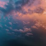 Shadi Mokhtari Instagram - • «آسمان» تماشایِ این گستره‌ عجـیـب،پـهـنـاور و پُـر از رمـز و راز از زیـبـاتـرین لحظاتِ زندگیِ منه… هرزمـانی که لـحـظه‌ها بهم فرصـت بدن، هر زمـانی که بتونم از هـیـاهـویِ زمـیـن فـاصـله بگیرم؛ از زندگی دست می‌کشم و فقط به تماشایِ این گستره‌ دست‌نیافتنی خیره می‌شم… ببین! پُر از نشونه‌ست، پُر از حرف، پُر از حس،پُر از قصه… هروقت روحم خسته میشه، هروقت زمین برام غیرِ قابل تحمل میشه؛ سرم‌رو بالا میگیرم و به آسمون، تماشاش و غرق شدنِ در اون، پـنـاه می‌برم… مدت زیادی میشه که هرکُجایِ این کُره خاکـی باشم؛ هروقت ببینم حالِ آسمون غریبه، ازش فیلم و عکس می‌گیرم…این‌ قاب‌ها بعضی‌هاش قدیمی‌تر و بعضی‌هاش جدید‌ترن…از ساعت‌هایِ مختلفِ زمین و در جغرافیا‌هایِ متفاوت…امّا همه‌اش برام پُـر از حرف،نشونه،زیبایی و شکوهه…نباید این صفحه از این لذّتِ بزرگم، خالی می‌موند… و چقدر زیبا گفت«فروغ»: من در جستجوی قطعه‌ای از آسمان پهناور هستم که از تراکم اندیشه‌های پست تهی باشد… شاید منم اون بالا دنبالِ چیزی می‌گردم که ایمان دارم زمین ازش محرومه…  •