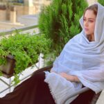 Shadi Mokhtari Instagram - • همین نقطه از جهان و این آرامشِ خونه، کنارِ گُـل‌هایی که هرروز با عشق بهشون رسیدگی می‌کنم… همین‌جا که هرساعت از شبانه‌روز وقتی به بالای سرم نگاه می‌کنم، خُـدارو از همیـشه نزدیـک‌تر میبینم… همین‌جـا که هم تو شـادترین لحظات زندگیم و هم هروقتی که از جهان خسته‌ام،فارغ از دنیـا میشینم، سرمو بالا میگیرم و حس می‌کنم اگر دستمو دراز کنم خورشید و‌ ماه تو دستامن… همین‌جا که هروقت به روبروم نگاه می‌کنم تمامِ شهری رو میبینم که تو هر گوشه‌اش برام پُر از خاطره‌ست… پناهِ امنِ منه تو این دنیایِ شلوغ… جهانِ کوچکِ منه پُـر از رهایی و سکوت و آرامش…🤍🌱