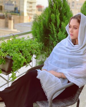 Shadi Mokhtari Instagram - •
همین نقطه از جهان و این آرامشِ خونه،
کنارِ گُـل‌هایی که هرروز با عشق بهشون رسیدگی می‌کنم…
همین‌جا که هرساعت از شبانه‌روز وقتی به بالای سرم نگاه می‌کنم، خُـدارو از همیـشه نزدیـک‌تر میبینم…
همین‌جـا که هم تو شـادترین لحظات زندگیم و هم هروقتی که از جهان خسته‌ام،فارغ از دنیـا میشینم، سرمو بالا میگیرم و حس می‌کنم اگر دستمو دراز کنم خورشید و‌ ماه تو دستامن…
همین‌جا که هروقت به روبروم نگاه می‌کنم تمامِ شهری رو میبینم که تو هر گوشه‌اش برام پُر از خاطره‌ست…
پناهِ امنِ منه تو این دنیایِ شلوغ…
جهانِ کوچکِ منه پُـر از رهایی و سکوت و آرامش…🤍🌱
