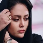 Shadi Mokhtari Instagram - • اسـرار اَزَل را نه تو دانی و نه من، وین حرفِ معمّا نه تو خوانی و نه من؛ هست از پس پرده گفت‌و‌گوی من و تو، چون پـرده برافتد، نه تو مانی و نه من. |خیـام|