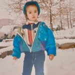 Shadi Mokhtari Instagram - • مامان این نامه‌رو‌ برایِ تو می‌نویسم، برایِ تو که بُزرگ‌ترین و حقیقی‌ترین عشقِ زندگیمی برایِ تو که بهترین رفیق و همدم منی برایِ تو که همیشه و هرلحظه برام هم بهترین مادر بودی، هم بهترین رفیق… از اینجایی که من هستم تا این عکس ۲۵ سال فاصله‌ست… من کم‌کم بزرگ شدم، یاد گرفتم از خودم مُراقبت کنم، تجربه‌های بزرگ،عجیب، تلخ و شیرین زیادی رو پُشتِ سر گُذاشتم…دنیا هرروز بیش‌تر از قبل من و جهانم رو تغییر داد… اما فقط ی چیز بود که همیشه ثابت بود، که هرروز بزرگ‌تر و عمیق‌تر شد ، ( یا اینکه من هرروزی که از عمرم گُذشت بیشتر فهمیدمش) اونم اینکه تا آخرین روزی که نفس می‌کشم،مثل همین شادیِ ۳ ساله‌یِ تو این عکس و حتی خیلی بیشتر از اون موقع‌ها، بهت نیاز دارم مثلِ زمین به خورشید، مثلِ قلبی که به تپیدن نیاز داره، بیشتر از هرکسی، بیشتر از هرچیزی… تو بُـزرگی مثل اون لحظه که بارون میزنه، تو همون خونی که هر لحظه تو رگهایِ منه… خُلاصه که قربونِ بودنت برم مامان، من با یه نخ به این دنیا وصلم؛ اون نخ هم تویی…❤️ ( به خاطر احترام به نظر و سلیقه‌ات اینجا عکسی از خودت نذاشتم و ترجیح دادم عکس بچگی‌های خودم رو بذارم) شادی_دی ماه سالِ ۱۳۷۷