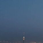 Shadi Mokhtari Instagram - • یک لیوان چای میریزم، موزیک مورد علاقمو Play می‌کنم،میشینم و به شهر از دور نگاه می‌کنم… حس می‌کنم تنها ناخدایِ سیاره کوچکِ خودمم… به خودم فکر می‌کنم که نشسته‌ام وسطِ زندگی،صـبور،امـیدوار،خسـته و البته ادامه‌دهنده… فکر می‌کنم که چقدر شهر از این فاصله زیباست،چقدر همه‌چی از دور قشنگ‌تره…🌃✨ ۳/تـیر/۱۴۰۱ • 🎵: Forever for Now by LP 🎥: recorded by Me ⏱: 3 Am