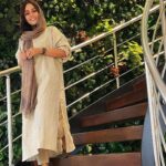 Shadi Mokhtari Instagram - • بُگذار حرفهايم را در همان ميانه راه رها كنم، مي‌ايستم... به عقب كه نگاه مي‌كنم تنها غباري تمامِ خاطرت را پوشانده… بُگذار بُگذرم… آهسته مي‌آيم و اين بار مي‌گويم نگذار حرفهايم رنگ غبار گيرد… فوت كن هرآنچه كه گذشت را… بُگذار بُگذرد… ✌🏻🌱