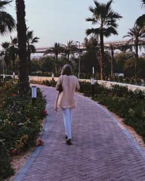 Shadi Mokhtari Instagram - •
هـیـچ ابرِ سیـاهی، حـریـفِ آفـتـاب نمی‌شه…✌🏻☀️