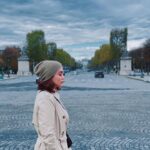 Shadi Mokhtari Instagram - • و این منم زنی تنها  در آستانه فصلی سرد  در ابتدای درک هستی آلودهٔ زمین  و یأس ساده و غمناک آسمان و ناتوانی این دست‌های سیمانی زمان گذشت  زمان گذشت و ساعت چهار بار نواخت  ساعت چهار بار نواخت  امروز روز اول دی ماه است من راز فصل‌ها را می‌دانم و حرف لحظه‌ها را می‌فهمم…  *** در کوچه باد می‌آید این ابتدای ویرانیست آن روز هم که دست‌های تو ویران شدند باد می‌آمد ستاره‌های عزیز ستاره‌های مقوایی عزیز وقتی در آسمان، دروغ وزیدن می‌گیرد دیگر چگونه می‌شود به سوره‌های رسولان سر شکسته پناه آورد؟ ما مثل مرده‌های هزاران هزار ساله به هم می‌رسیم و آنگاه خورشید بر تباهی اجساد ما قضاوت خواهدکرد من سردم است من سردم است و انگار هیچوقت گرم نخواهم شد… *** من از جهان بی‌تفاوتی فکرها و حرف‌ها و صداها می‌آیم و این جهان به لانهٔ ماران مانند است و این جهان پر از صدای حرکت پاهای مردمیست که همچنان که ترا می‌بوسند در ذهن خود طناب دار ترا می‌بافند… *** ایمان بیاوریم ایمان بیاوریم به آغاز فصل سرد ایمان بیاوریم به ویرانه‌های باغ‌های تخیل به داس‌های واژگون شدهٔ بیکار و دانه‌های زندانی… | فروغ فرخزاد_ایمان بیاوریم به آغاز فصل سرد | ۱/ دی‌ماه/۱۴۰۲ • پ.ن: بُریده‌هایی از شعرِ بُلندی که هرسال برایم باشُکوه‌تر می‌شود؛من با شروعِ هرزمستان و زمزمه کردنش هربار به درک بیشتر، عمیق‌تر و تلخ‌تری از آن می‌رسم…شعری که زمزمه‌اش در هرحالی و همیشه برایم آرامشی تلخ و راز آلود به همراه دارد… گویی در هر اول دی‌ماهی من بیشتر به تک‌تکِ کلماتش ایمان می‌آورم؛با اینکه می‌دانم ایمان آوردن به فصلِ سرد اصلا کار راحتی نیست و شاید این همان ابتدایِ ویرانی‌ست…