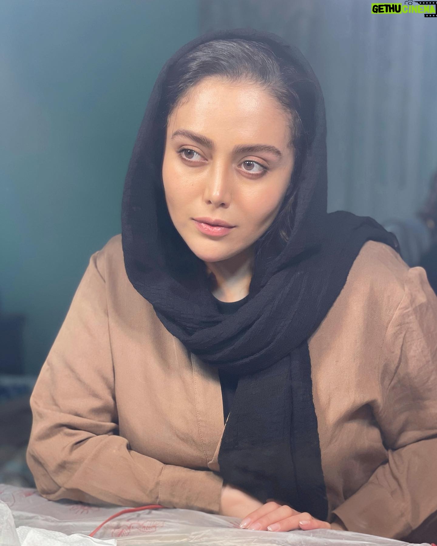 Shadi Mokhtari Instagram - • خاطرات هم میمیرن؛ میدونستی؟ مثلاً تا همین چند وقتِ پیش من میتونستم دقیق بهت بگم این عکس رو چه روزی و با چه حالی گرفتم؛ اما الان فقط برام ی عکسِ تو اتاق گریم…نه بیشتر نه کمتر… آره ! خاطرات هم میمیرن، ترکت میکنن… و فقط یِ ماکت از همه اون چیزایی که یِ روزی با تمامِ احساست زندگیشون کردی برات میمونه… که فقط یادت بیاره اون روزا بودن؛ نه بیشتر ، نه کمتر…🪄