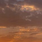 Shadi Mokhtari Instagram - • «آسمان» تماشایِ این گستره‌ عجـیـب،پـهـنـاور و پُـر از رمـز و راز از زیـبـاتـرین لحظاتِ زندگیِ منه… هرزمـانی که لـحـظه‌ها بهم فرصـت بدن، هر زمـانی که بتونم از هـیـاهـویِ زمـیـن فـاصـله بگیرم؛ از زندگی دست می‌کشم و فقط به تماشایِ این گستره‌ دست‌نیافتنی خیره می‌شم… ببین! پُر از نشونه‌ست، پُر از حرف، پُر از حس،پُر از قصه… هروقت روحم خسته میشه، هروقت زمین برام غیرِ قابل تحمل میشه؛ سرم‌رو بالا میگیرم و به آسمون، تماشاش و غرق شدنِ در اون، پـنـاه می‌برم… مدت زیادی میشه که هرکُجایِ این کُره خاکـی باشم؛ هروقت ببینم حالِ آسمون غریبه، ازش فیلم و عکس می‌گیرم…این‌ قاب‌ها بعضی‌هاش قدیمی‌تر و بعضی‌هاش جدید‌ترن…از ساعت‌هایِ مختلفِ زمین و در جغرافیا‌هایِ متفاوت…امّا همه‌اش برام پُـر از حرف،نشونه،زیبایی و شکوهه…نباید این صفحه از این لذّتِ بزرگم، خالی می‌موند… و چقدر زیبا گفت«فروغ»: من در جستجوی قطعه‌ای از آسمان پهناور هستم که از تراکم اندیشه‌های پست تهی باشد… شاید منم اون بالا دنبالِ چیزی می‌گردم که ایمان دارم زمین ازش محرومه…  •
